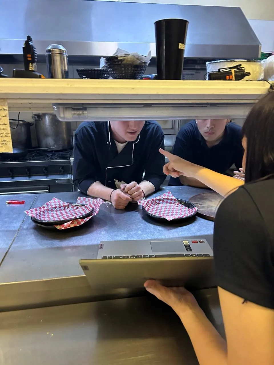 Rodaje en la cocina: Marcando la escena con los actores
